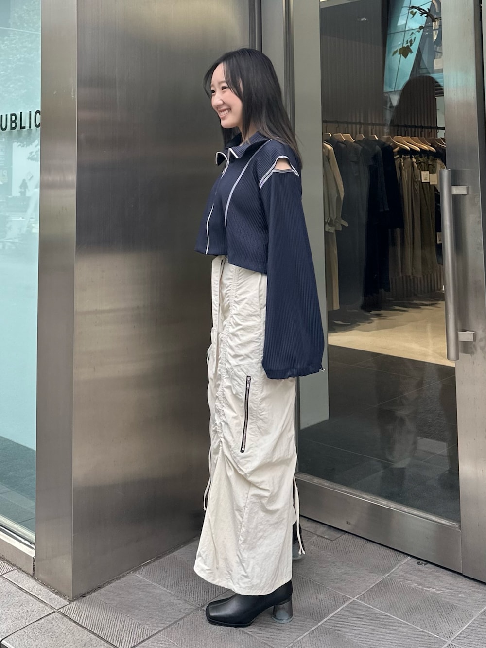 ブルー系のTシャツ/カットソー、ベージュ系のカーゴパンツを着用したレディースの秋コーディネートの5枚目の写真