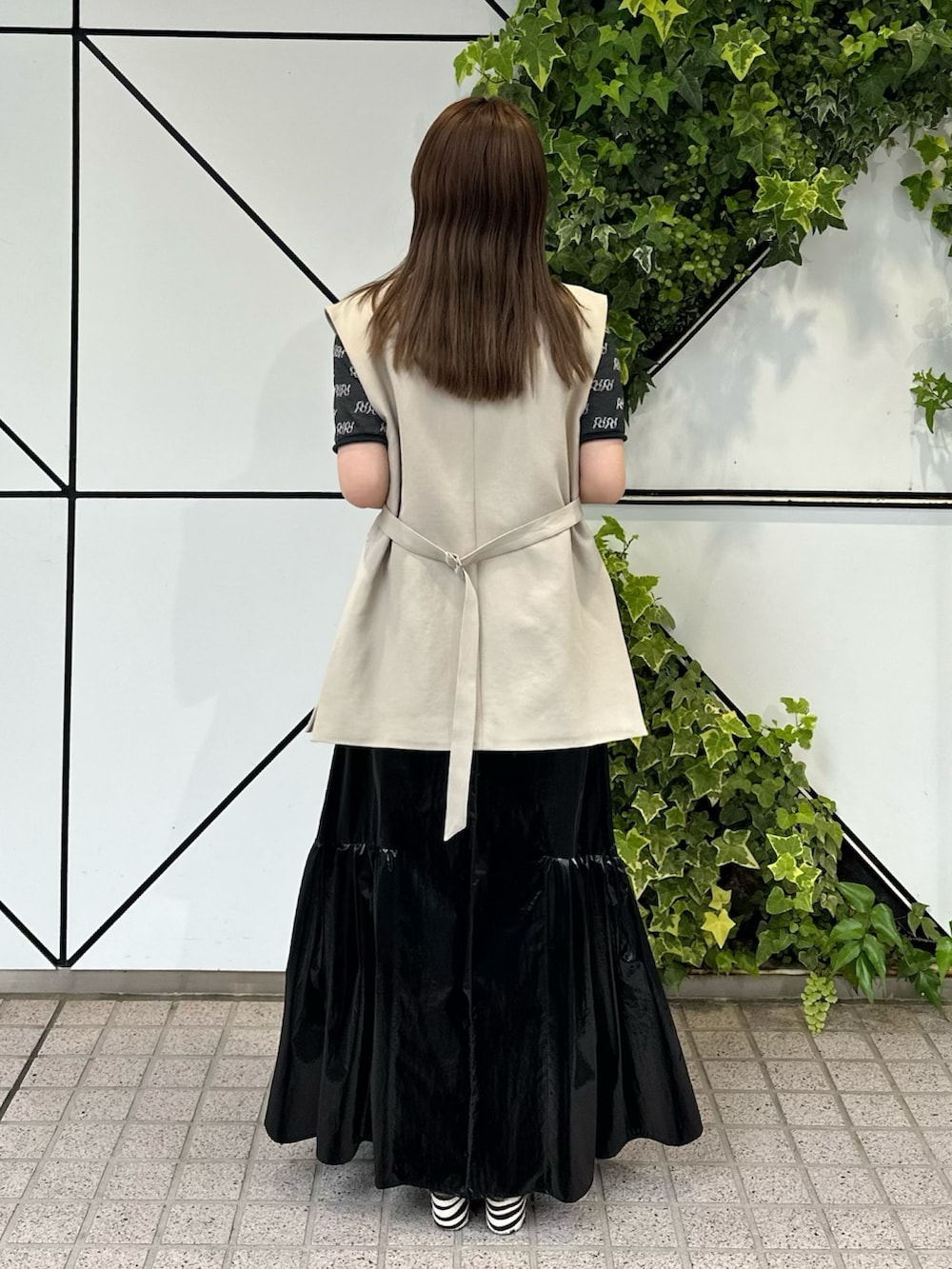 「ジレ、光沢スカート、ラメニット、PUBLIC TOKYO」｜「PUBLIC TOKYOの【新潟県産】モノグラムロゴシアーハーフスリーブニット（Tシャツ/カットソー、ブラック系）」を使った、ｎａｎａさん（レディース・152cm）の春コーディネートの4枚目の写真