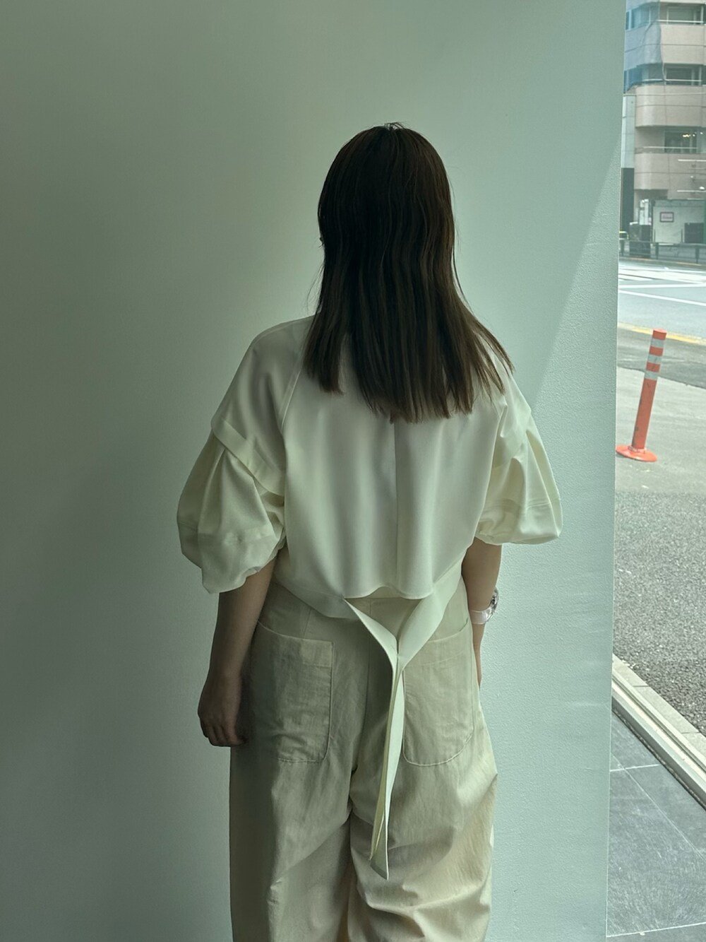 ホワイト系のシャツ/ブラウスを着用したレディースの夏コーディネートの5枚目の写真