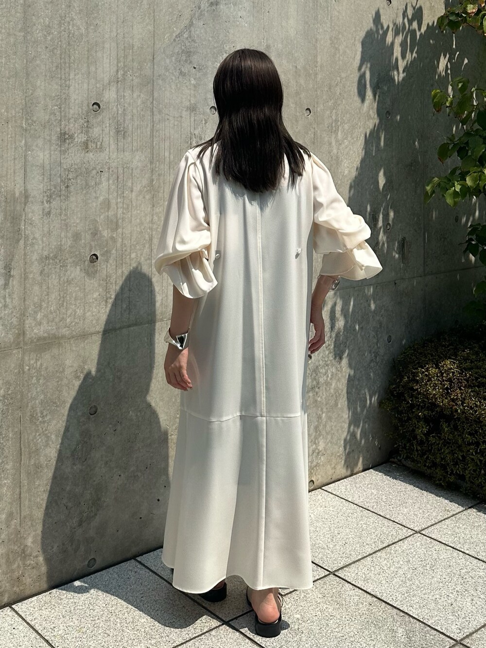 ブラック系のワンピース、グレー系のベストを着用したレディースの夏コーディネートの6枚目の写真