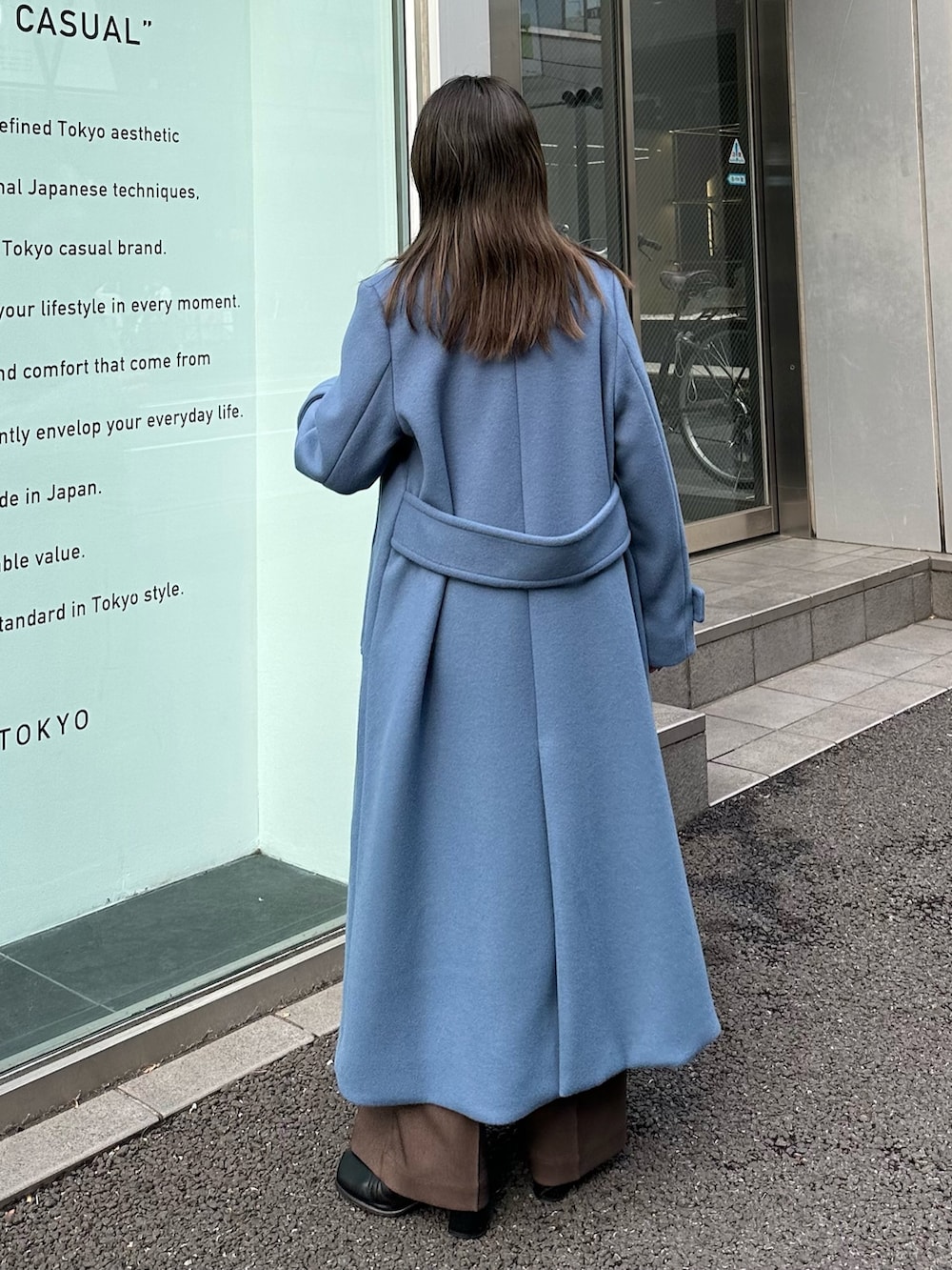 ブルー系のチェスターコートを着用したレディースの秋コーディネートの5枚目の写真
