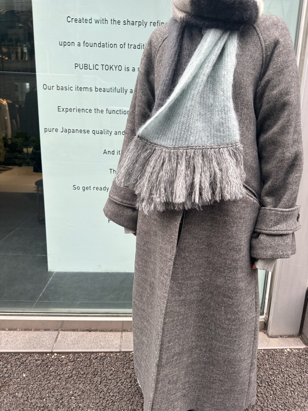 ブルー系のステンカラーコート、グレー系のマフラーを着用したレディースの冬コーディネートの5枚目の写真