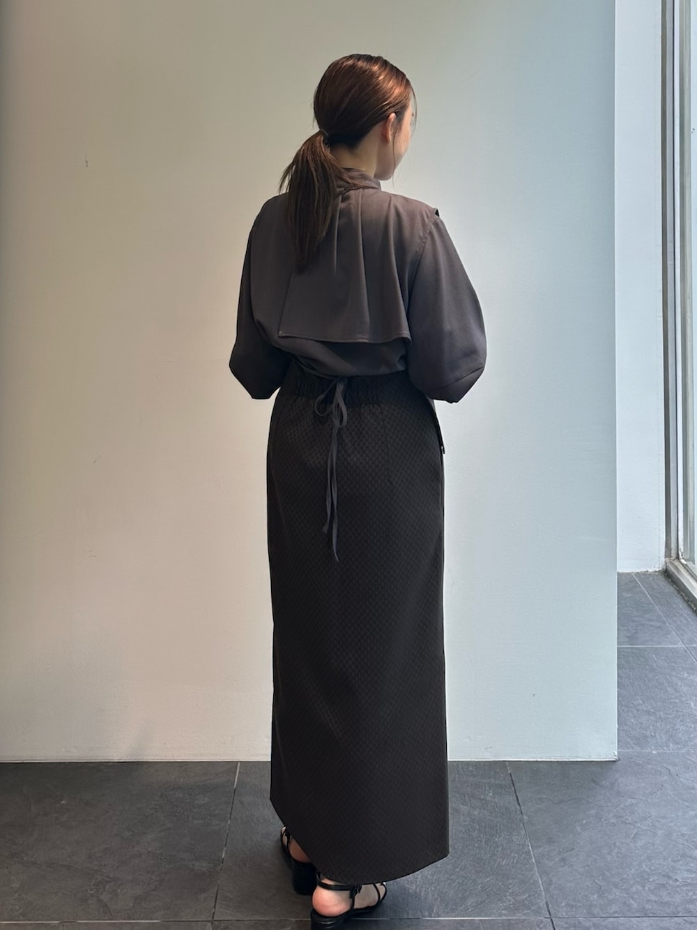 グレー系のシャツ/ブラウス、ブラウン系のスカートを着用したレディースの秋コーディネートの3枚目の写真