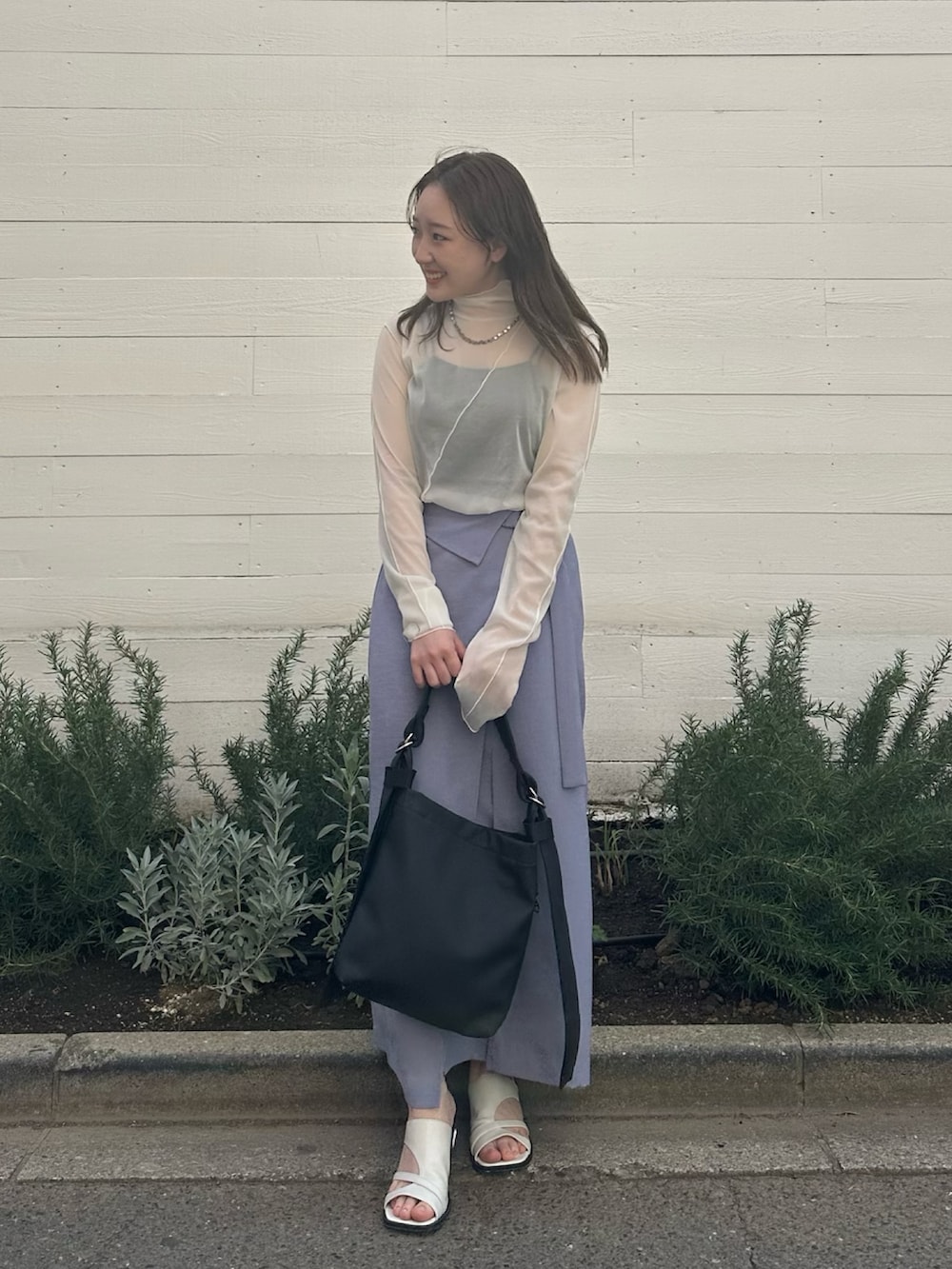 ホワイト系のTシャツ/カットソー、パープル系のスカート、ホワイト系のサンダルを着用したレディースの春コーディネートの4枚目の写真