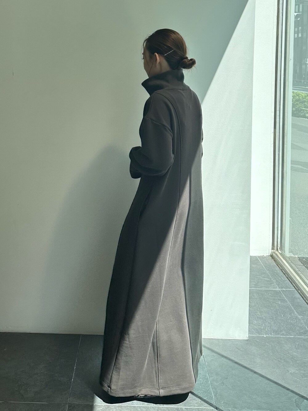 グレー系のワンピースを着用したレディースの秋コーディネートの4枚目の写真