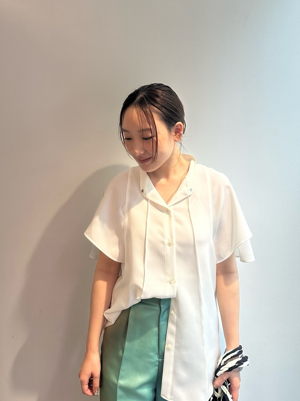 その他のトートバッグ、ホワイト系のシャツ/ブラウス、グリーン系のその他パンツを着用したレディースの夏コーディネートの4枚目の写真