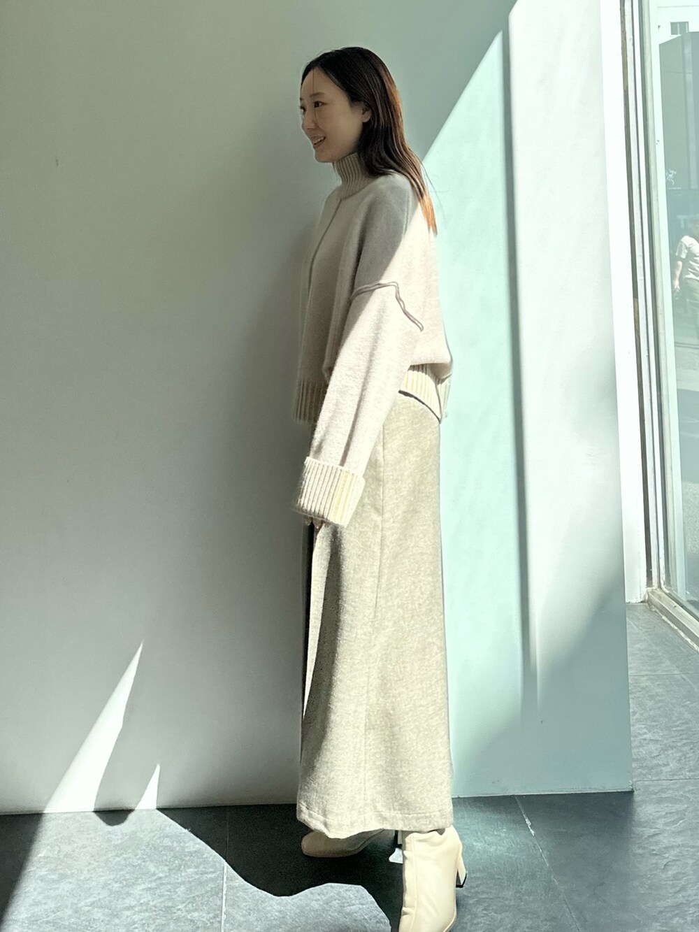 その他のスカート、ベージュ系のニット/セーターを着用したレディースの秋コーディネートの3枚目の写真