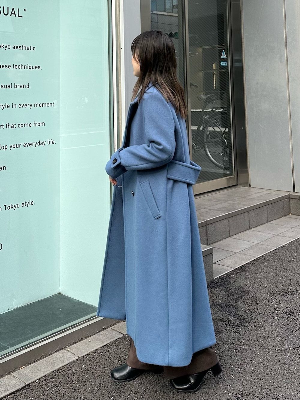 ブルー系のチェスターコートを着用したレディースの秋コーディネートの4枚目の写真