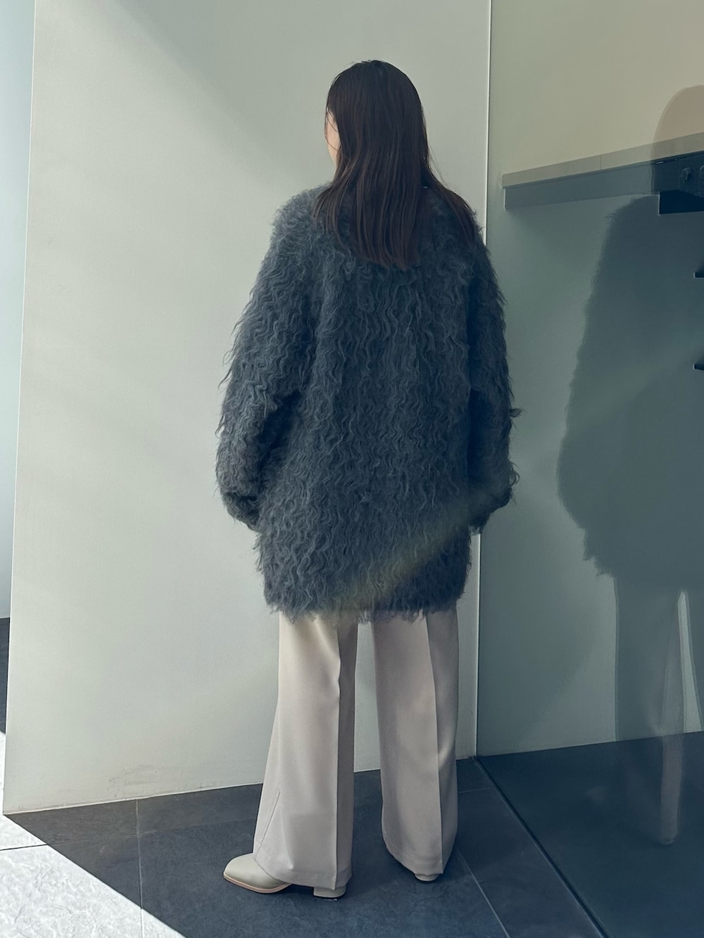 ブルー系のTシャツ/カットソー、ベージュ系のその他パンツ、グレー系のカーディガン/ボレロを着用したレディースの秋コーディネートの3枚目の写真