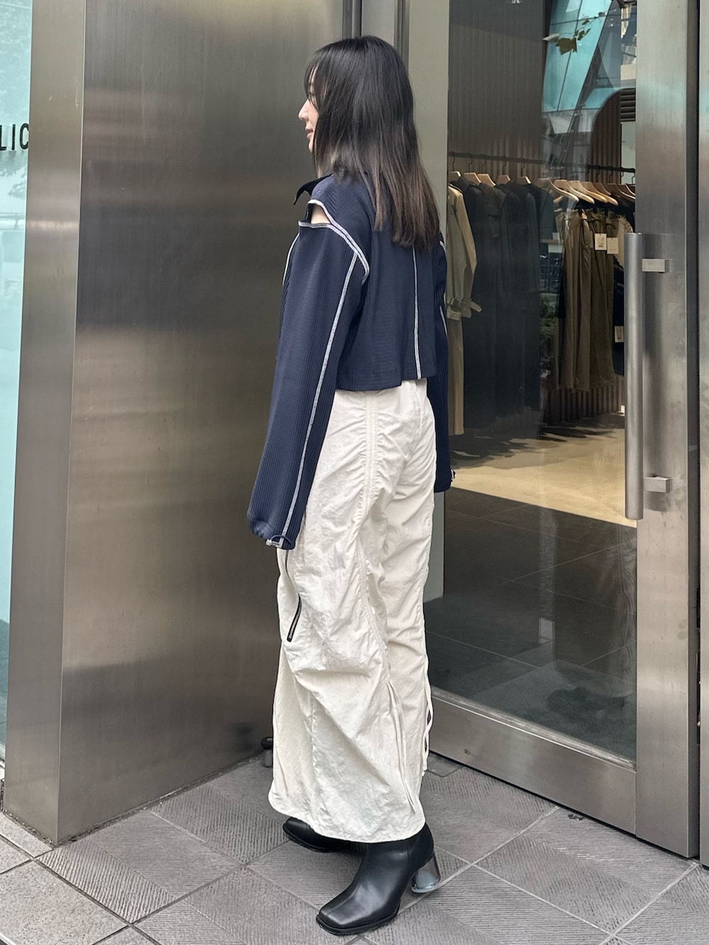 ブルー系のTシャツ/カットソー、ベージュ系のカーゴパンツを着用したレディースの秋コーディネートの2枚目の写真