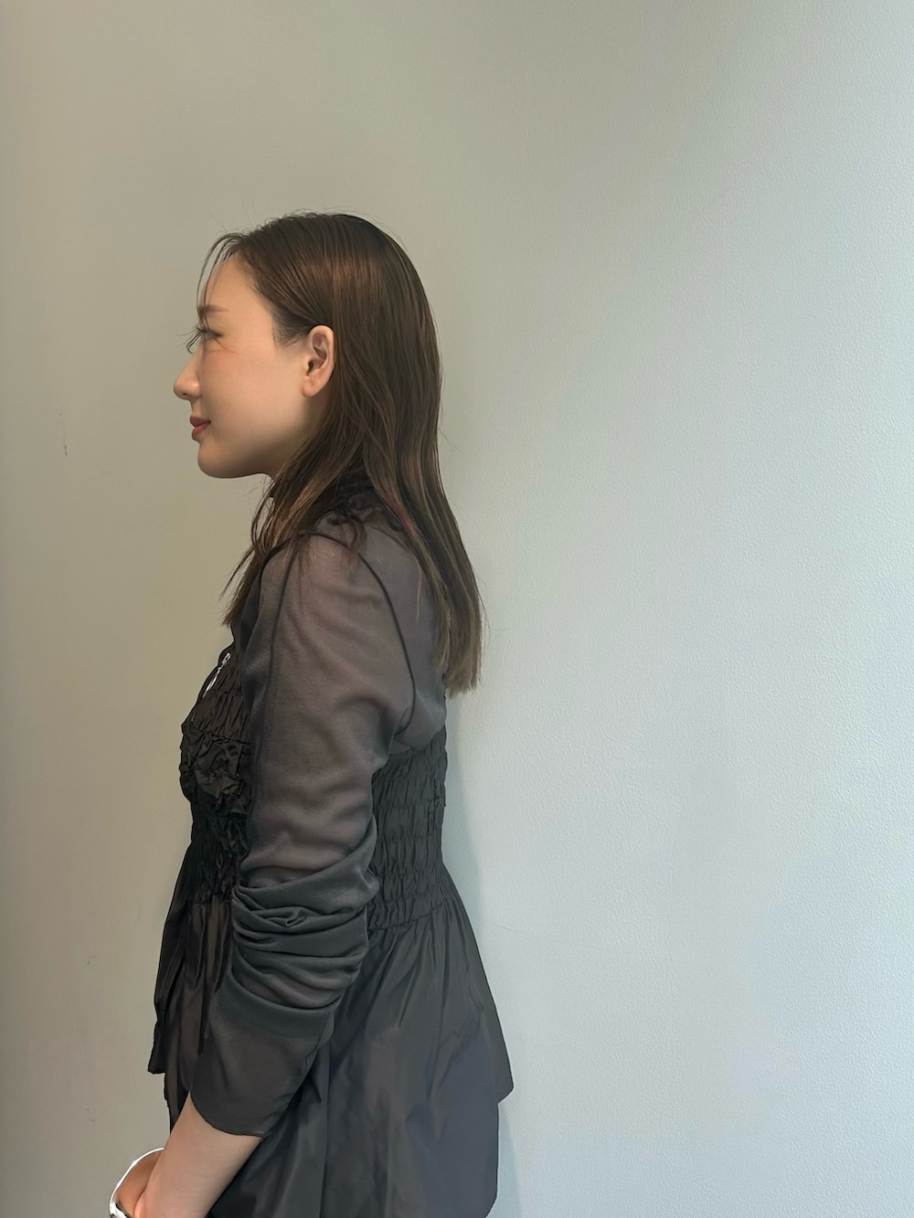 グレー系のTシャツ/カットソー、ブラック系のスカート、ブラック系のキャミソールを着用したレディースの夏コーディネートの5枚目の写真