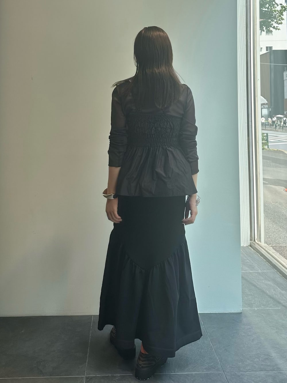 グレー系のTシャツ/カットソー、ブラック系のスカート、ブラック系のキャミソールを着用したレディースの夏コーディネートの3枚目の写真