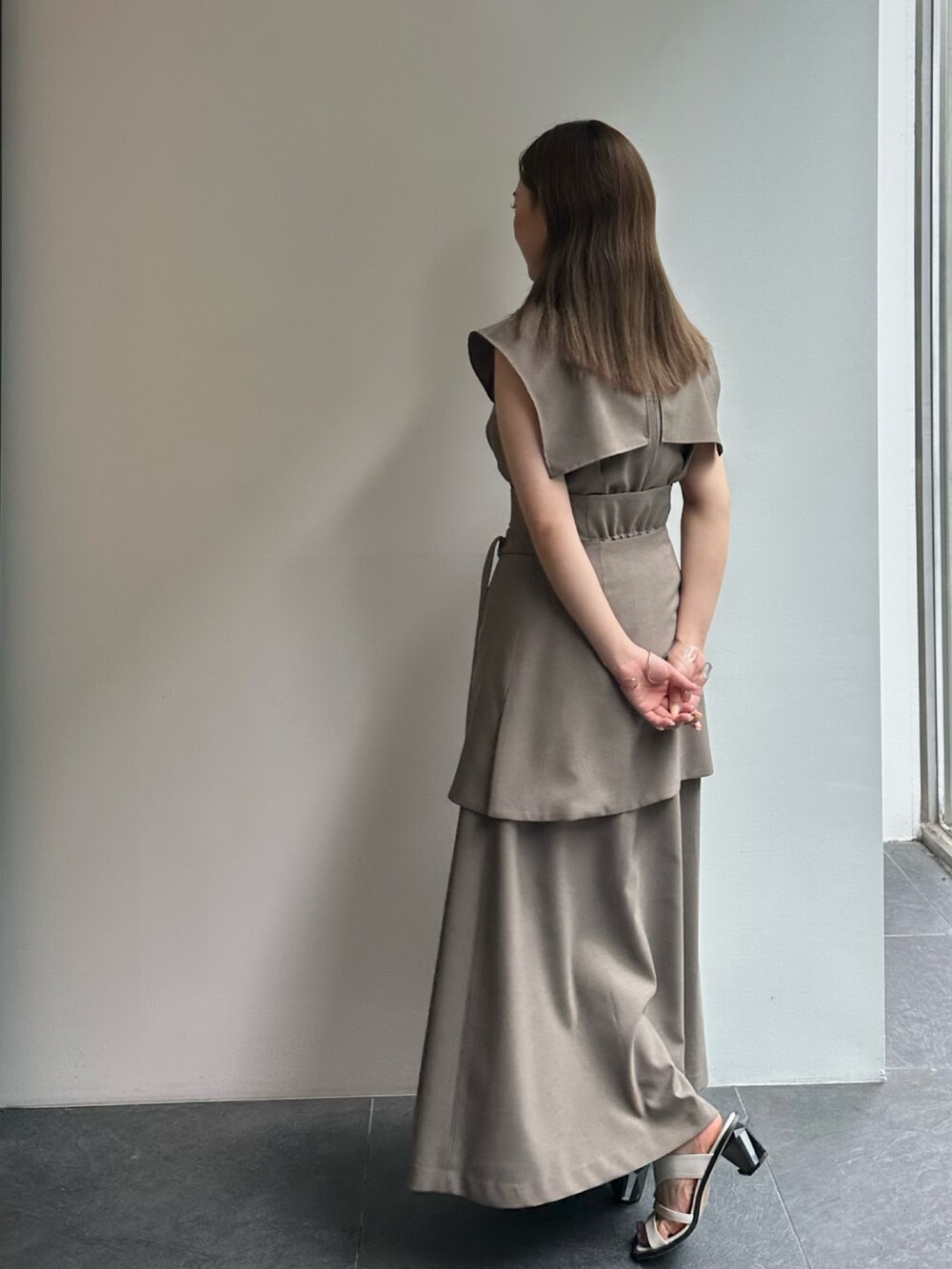 ベージュ系のスカート、ベージュ系のシャツ/ブラウスを着用したレディースの夏コーディネートの2枚目の写真