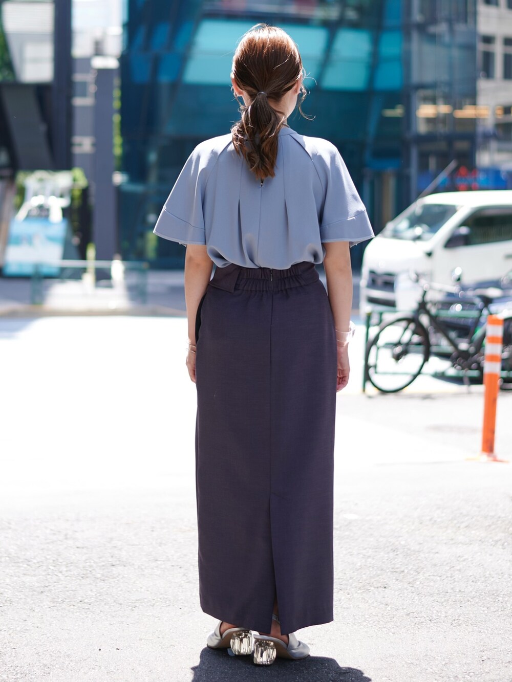 ブルー系のシャツ/ブラウス、グレー系のスカートを着用したレディースの春コーディネートの4枚目の写真