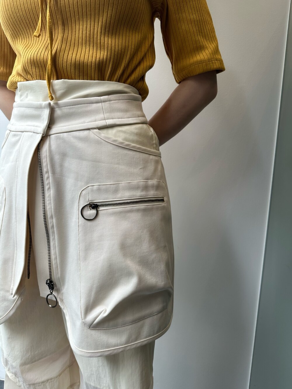 ホワイト系のスカート、ホワイト系のカーゴパンツ、イエロー系のTシャツ/カットソーを着用したレディースの夏コーディネートの8枚目の写真