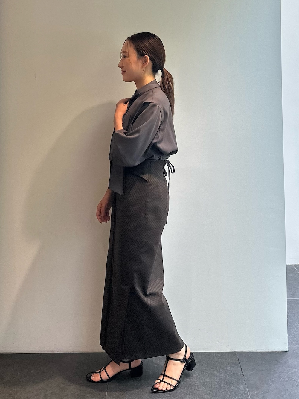 グレー系のシャツ/ブラウス、ブラウン系のスカートを着用したレディースの秋コーディネートの4枚目の写真