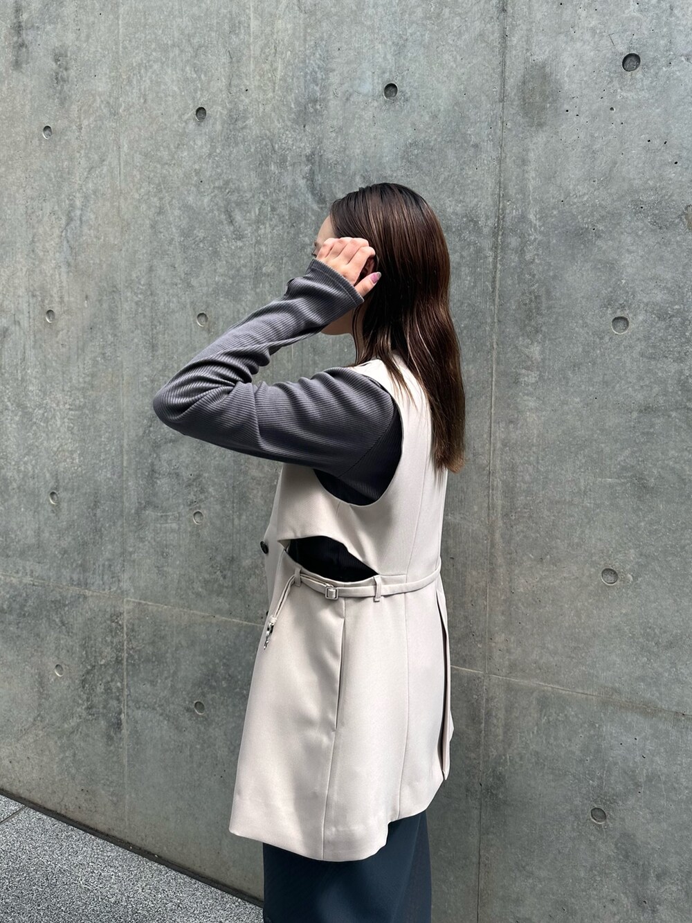 グレー系のTシャツ/カットソー、ブルー系のスカート、ベージュ系のノーカラージャケットを着用したレディースの秋コーディネートの3枚目の写真