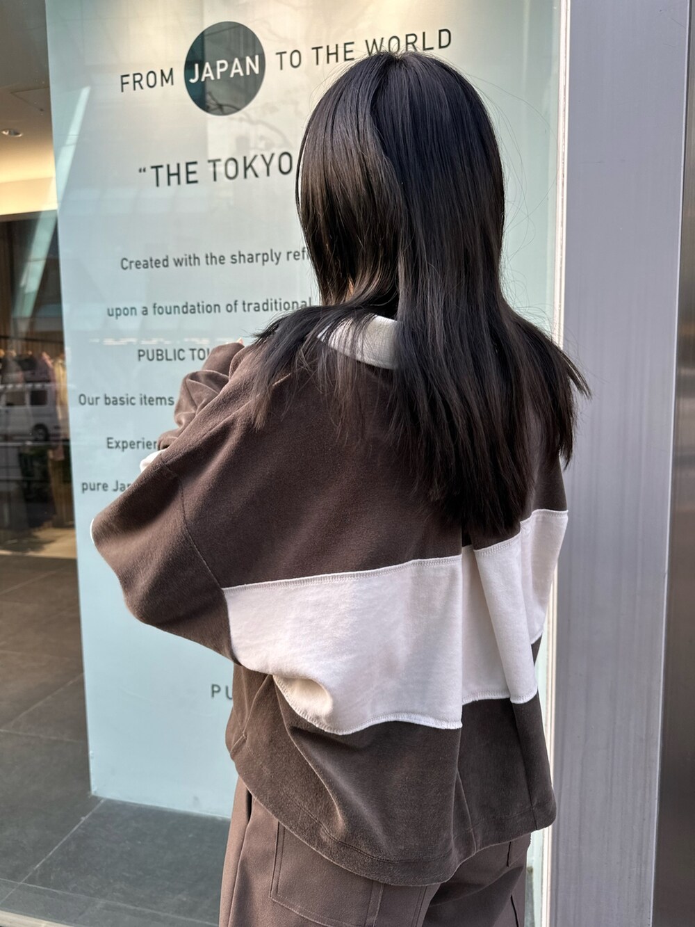 グリーン系のTシャツ/カットソー、グリーン系のスラックスを着用したレディースの冬コーディネートの6枚目の写真