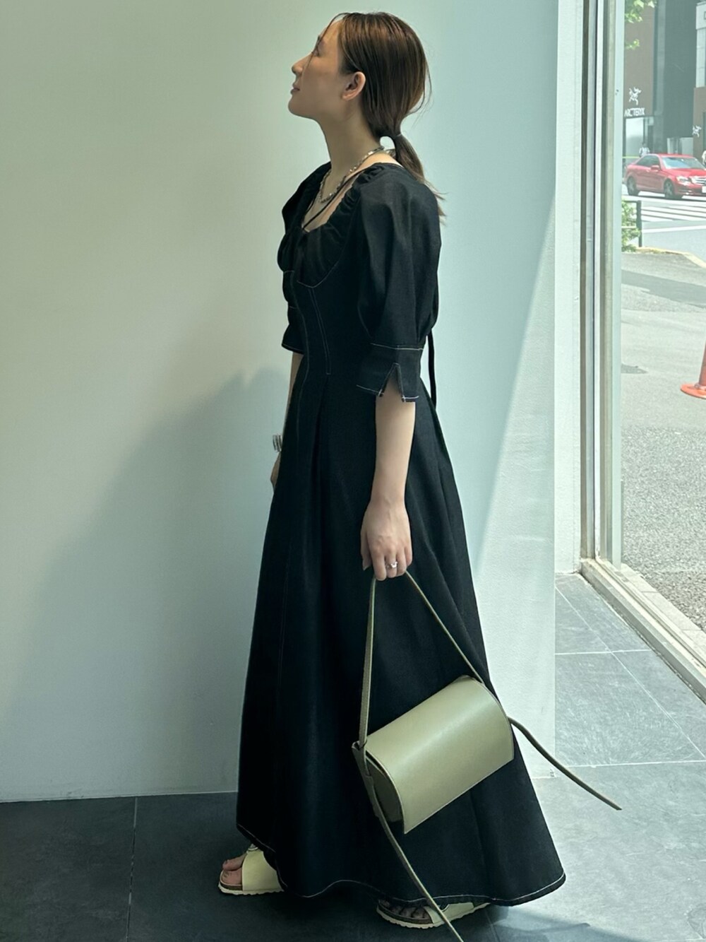 ブラック系のワンピースを着用したレディースの夏コーディネートの5枚目の写真