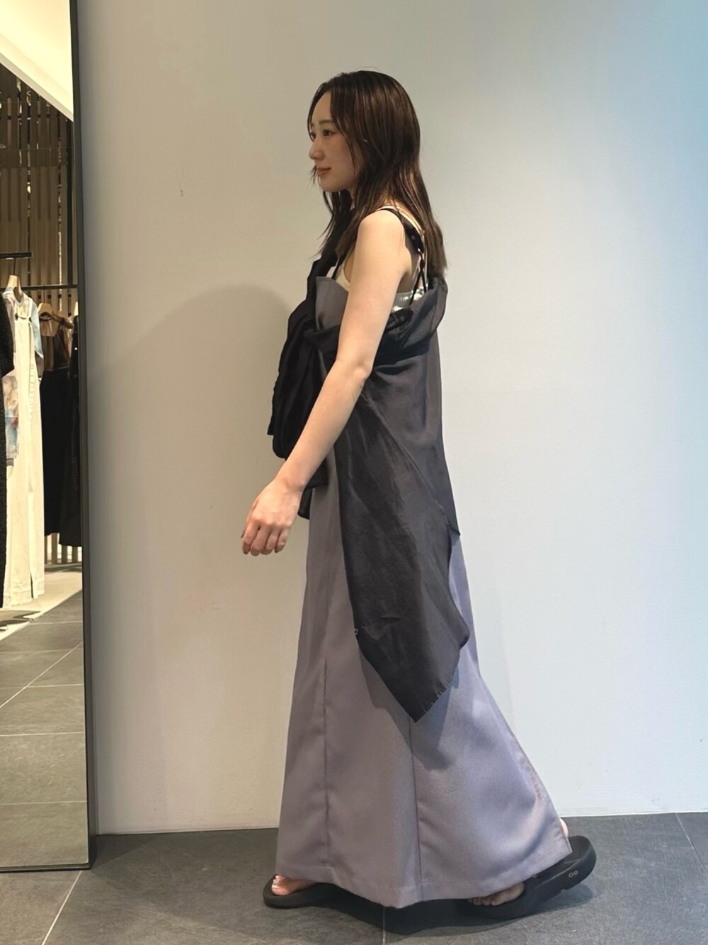 ブラック系のシャツ/ブラウス、その他のジャンパースカートを着用したレディースの夏コーディネートの3枚目の写真