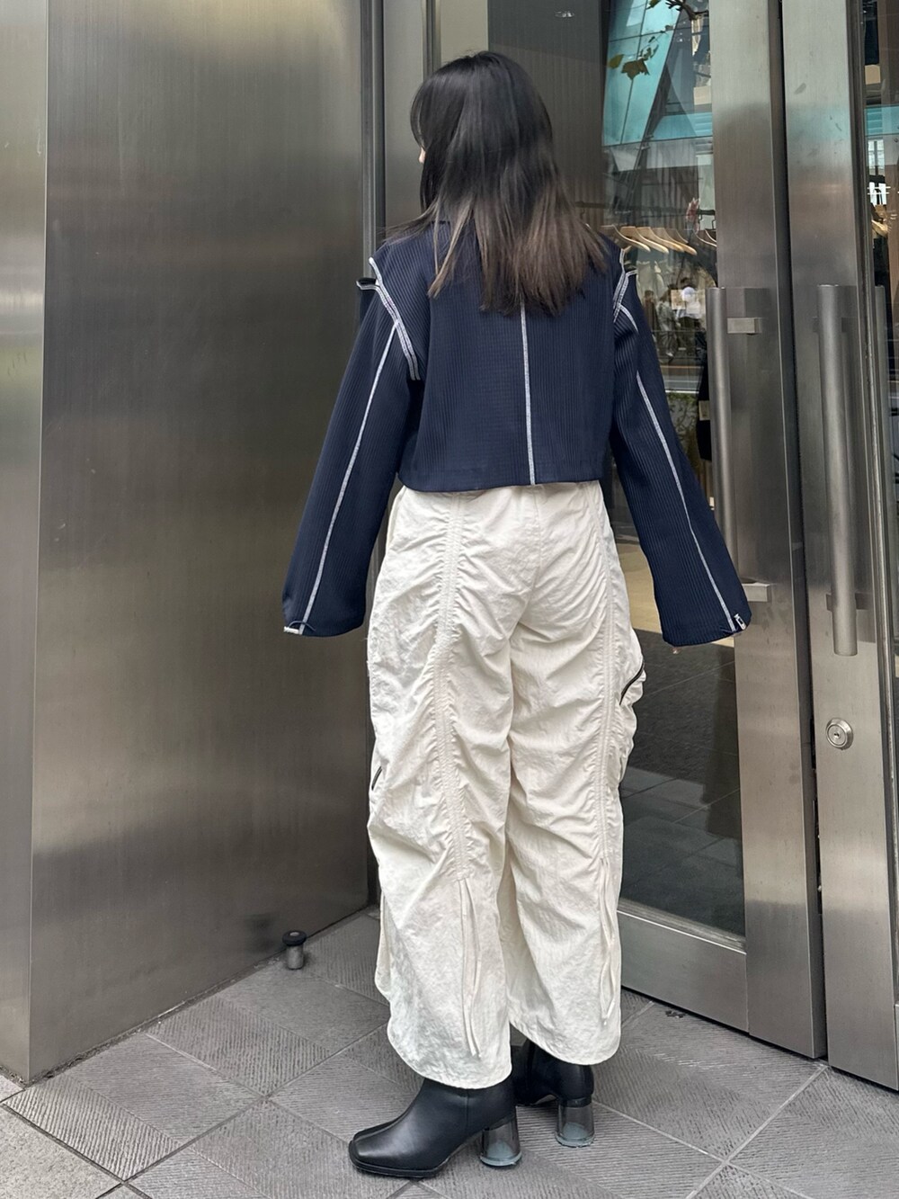 ブルー系のTシャツ/カットソー、ベージュ系のカーゴパンツを着用したレディースの秋コーディネートの4枚目の写真