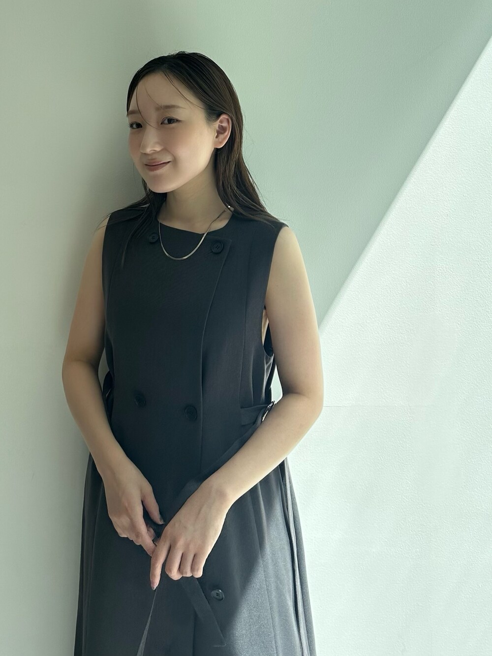 グレー系のワンピースを着用したレディースの秋コーディネートの6枚目の写真