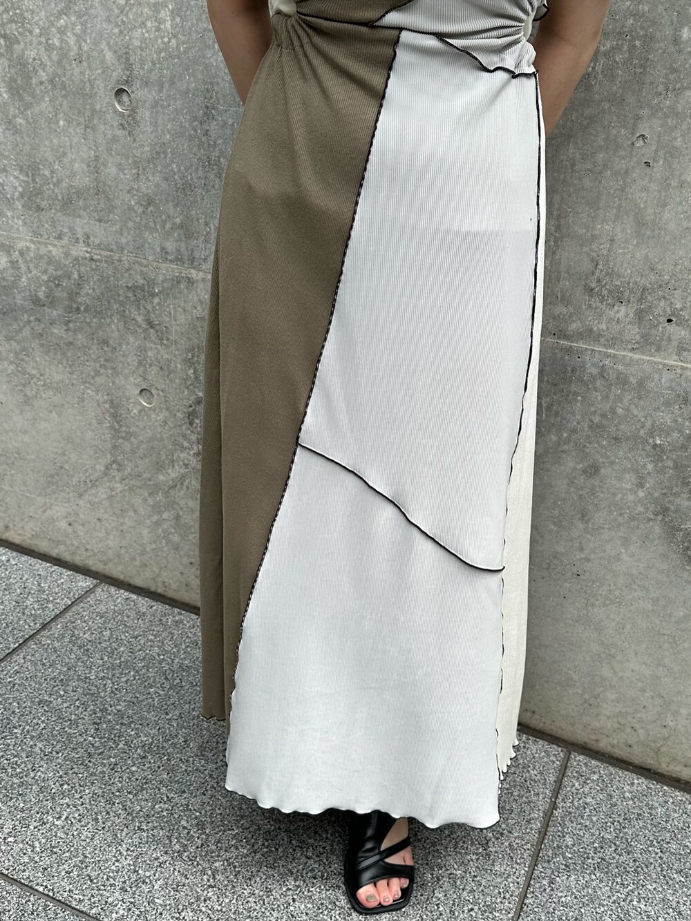 ブラック系のサンダルを着用したレディースの夏コーディネートの5枚目の写真