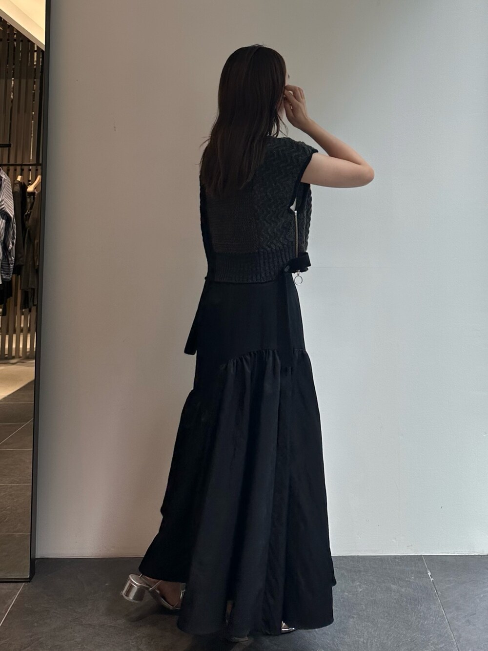 ブラック系のスカート、ブラウン系のベストを着用したレディースの秋コーディネートの5枚目の写真