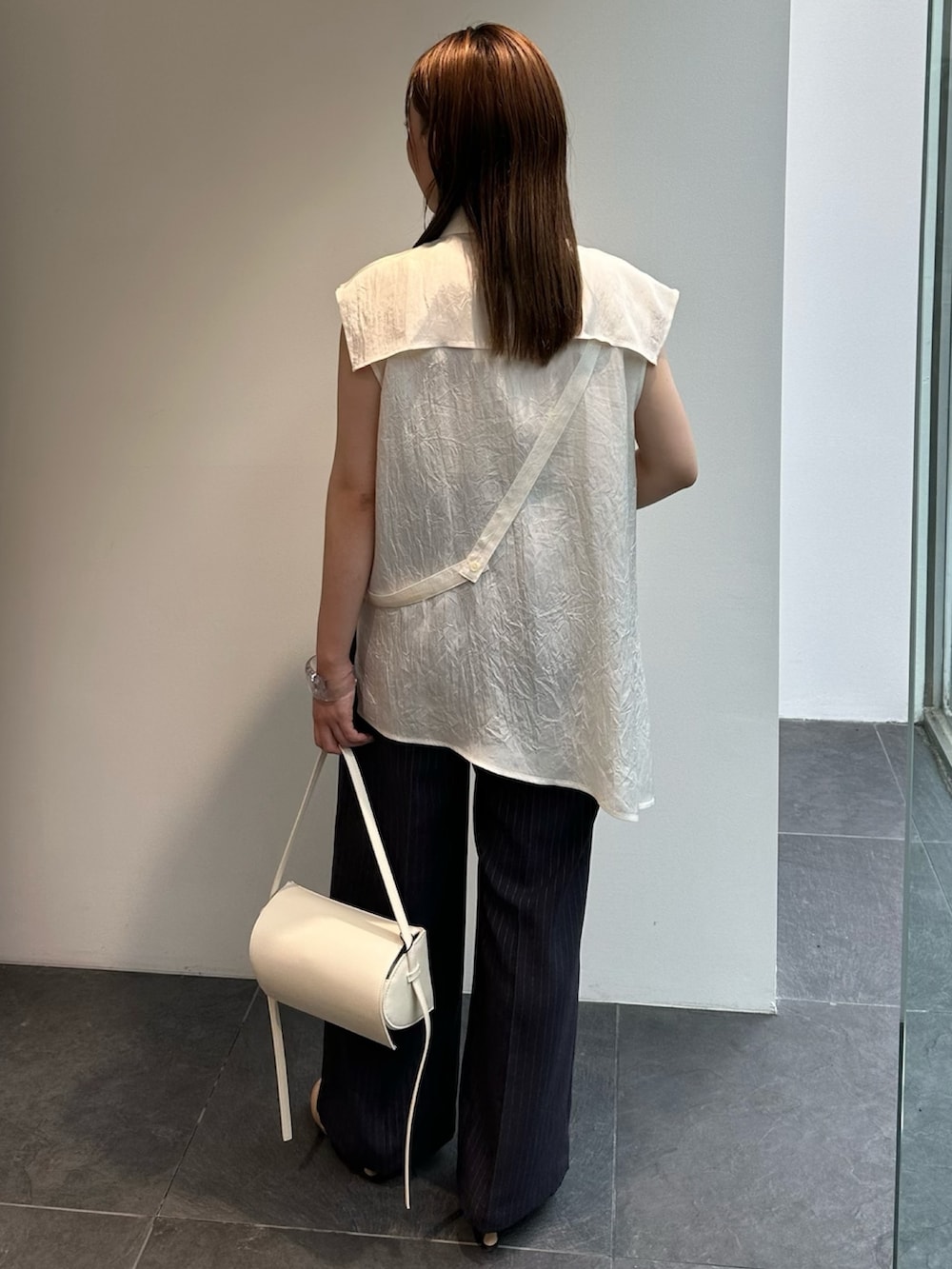 ホワイト系のシャツ/ブラウス、その他のスラックスを着用したレディースの夏コーディネートの4枚目の写真