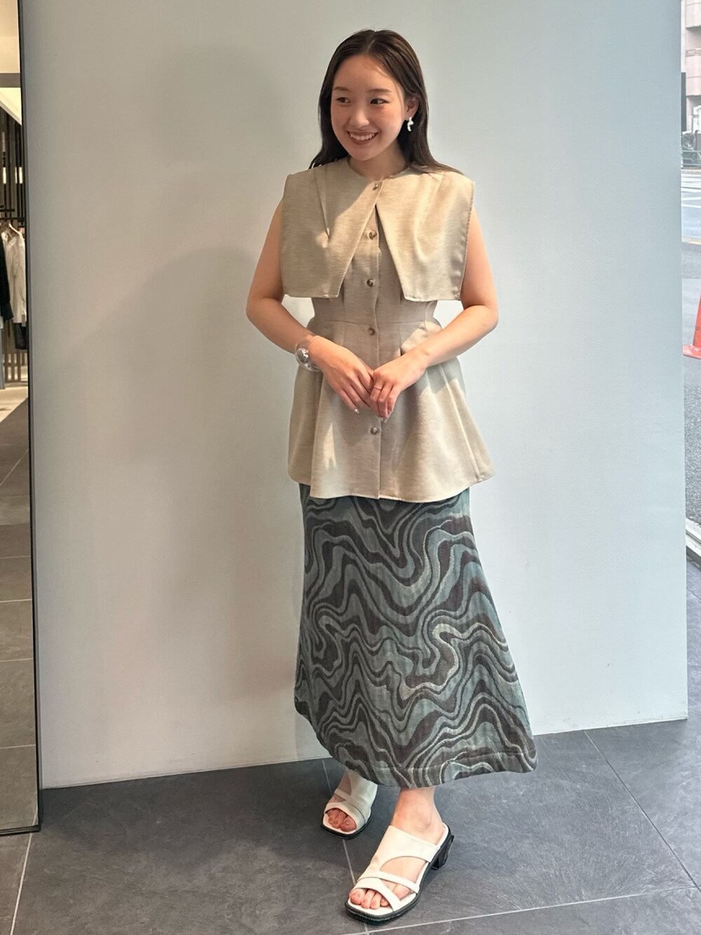 その他のスカート、ベージュ系のシャツ/ブラウス、ホワイト系のサンダルを着用したレディースの夏コーディネートの2枚目の写真