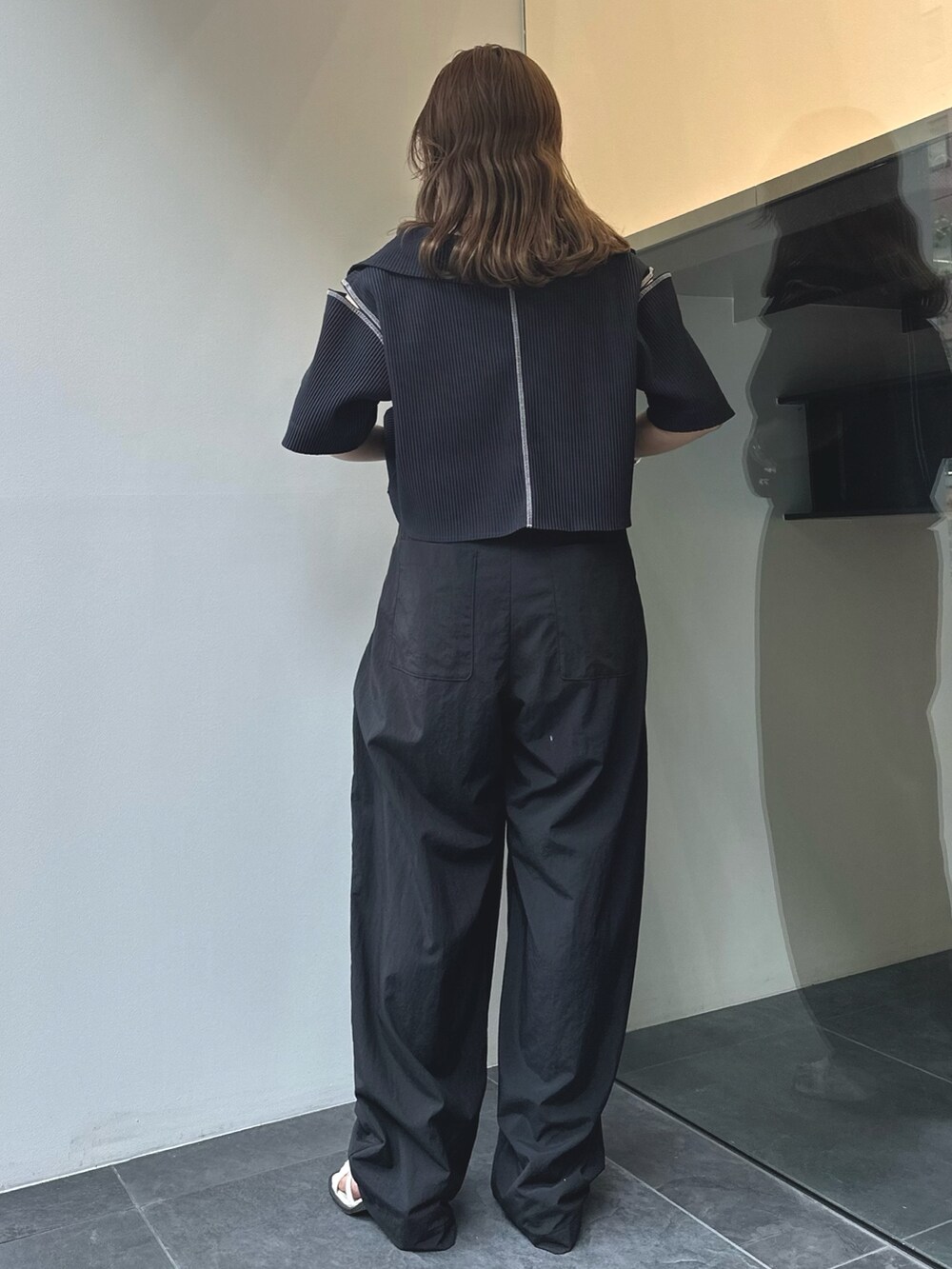 ブルー系のTシャツ/カットソー、ホワイト系のサンダルを着用したレディースの夏コーディネートの4枚目の写真