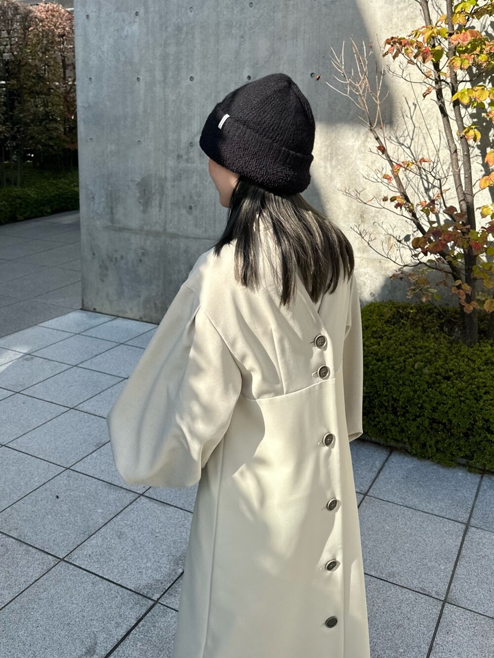 ホワイト系のワンピース、ホワイト系のTシャツ/カットソーを着用したレディースの秋コーディネートの4枚目の写真