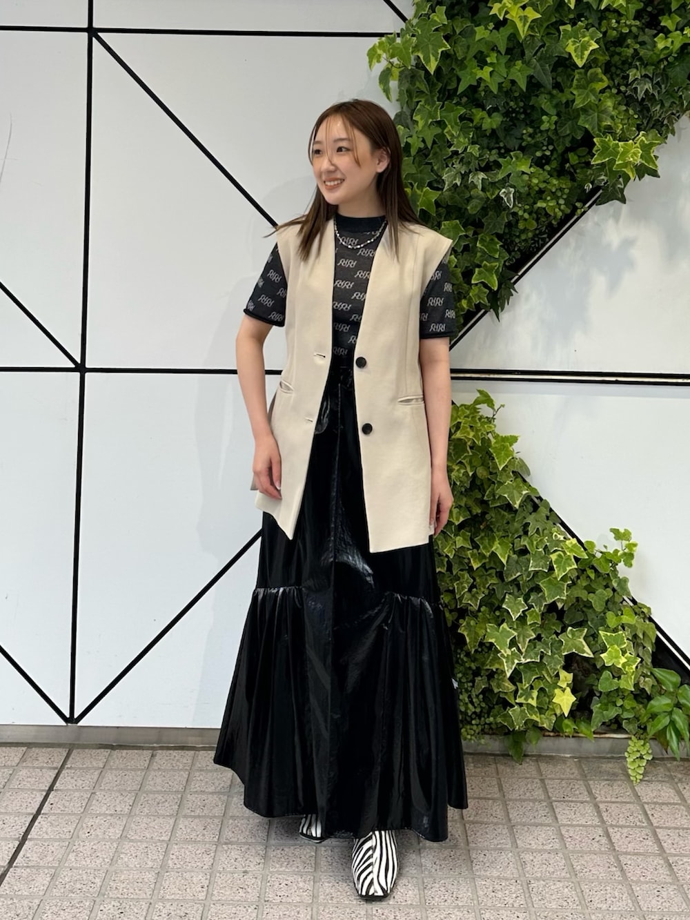 「ジレ、光沢スカート、ラメニット、PUBLIC TOKYO」｜「PUBLIC TOKYOの【新潟県産】モノグラムロゴシアーハーフスリーブニット（Tシャツ/カットソー、ブラック系）」を使った、ｎａｎａさん（レディース・152cm）の春コーディネートの2枚目の写真