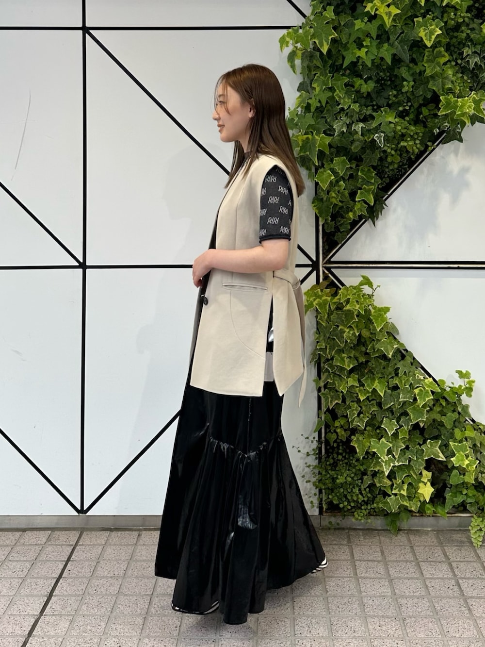 「ジレ、光沢スカート、ラメニット、PUBLIC TOKYO」｜「PUBLIC TOKYOの【新潟県産】モノグラムロゴシアーハーフスリーブニット（Tシャツ/カットソー、ブラック系）」を使った、ｎａｎａさん（レディース・152cm）の春コーディネートの3枚目の写真
