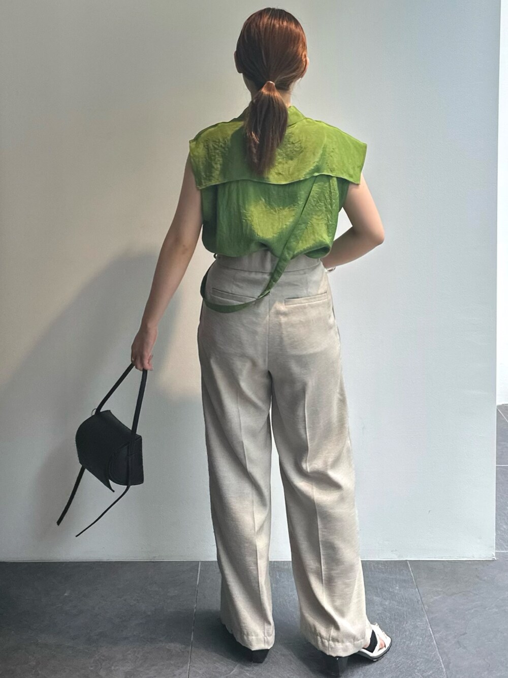 グリーン系のシャツ/ブラウス、ベージュ系のスラックスを着用したレディースの夏コーディネートの4枚目の写真