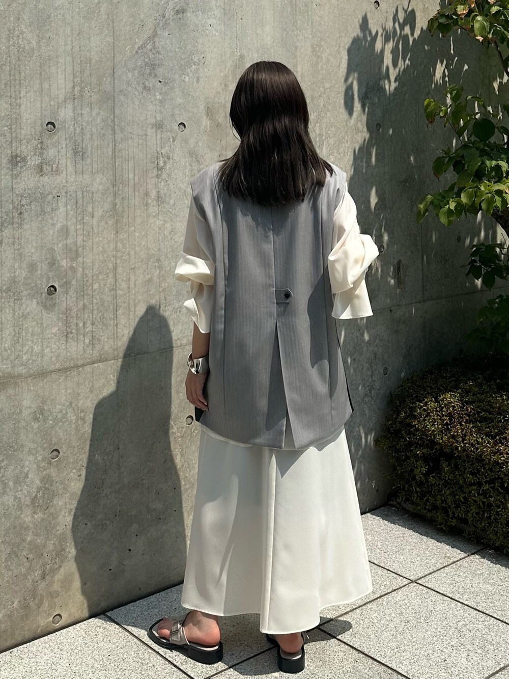 ブラック系のワンピース、グレー系のベストを着用したレディースの夏コーディネートの4枚目の写真