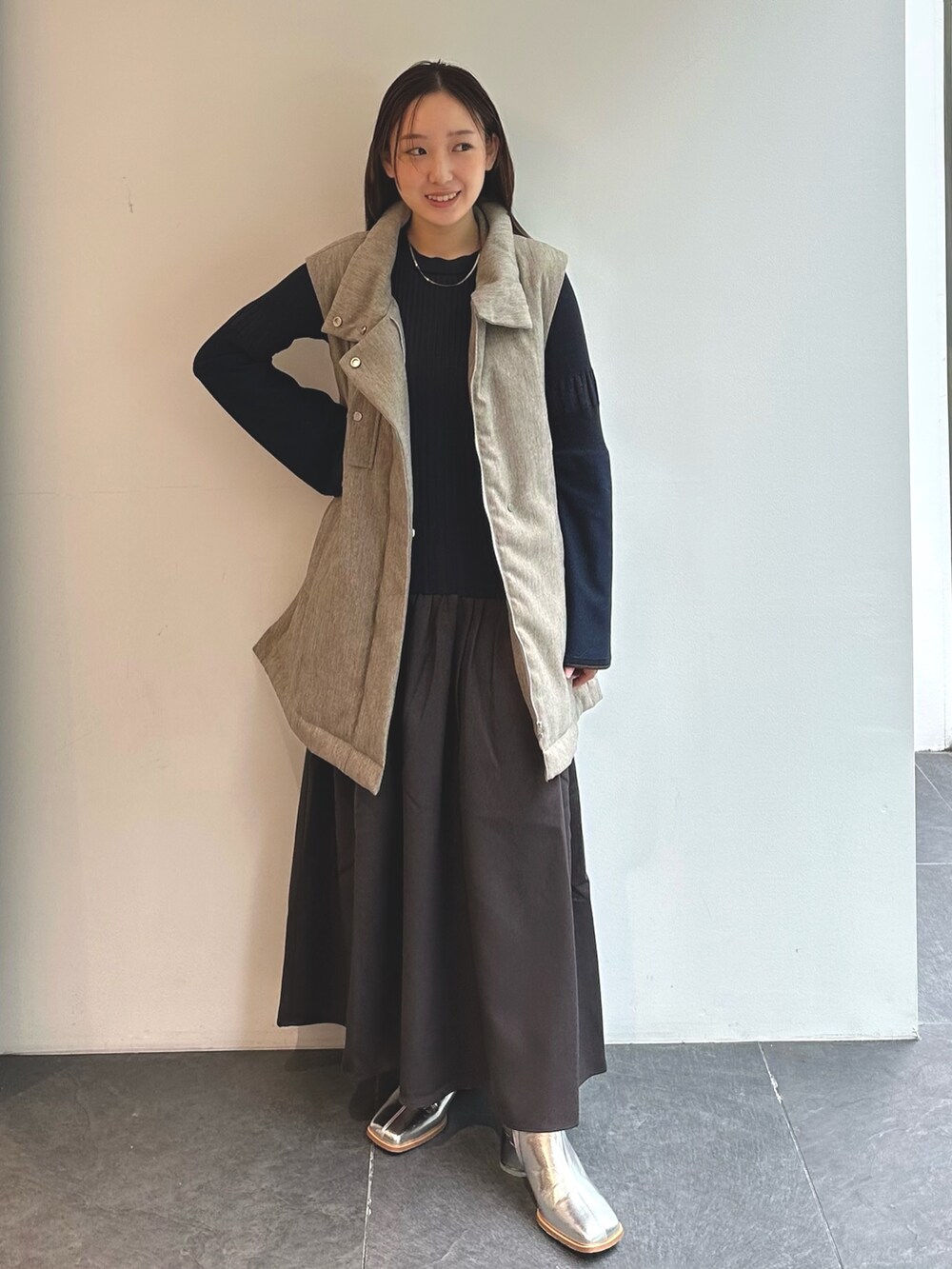 その他のダウンベスト、ブルー系のワンピースを着用したレディースの秋コーディネートの2枚目の写真