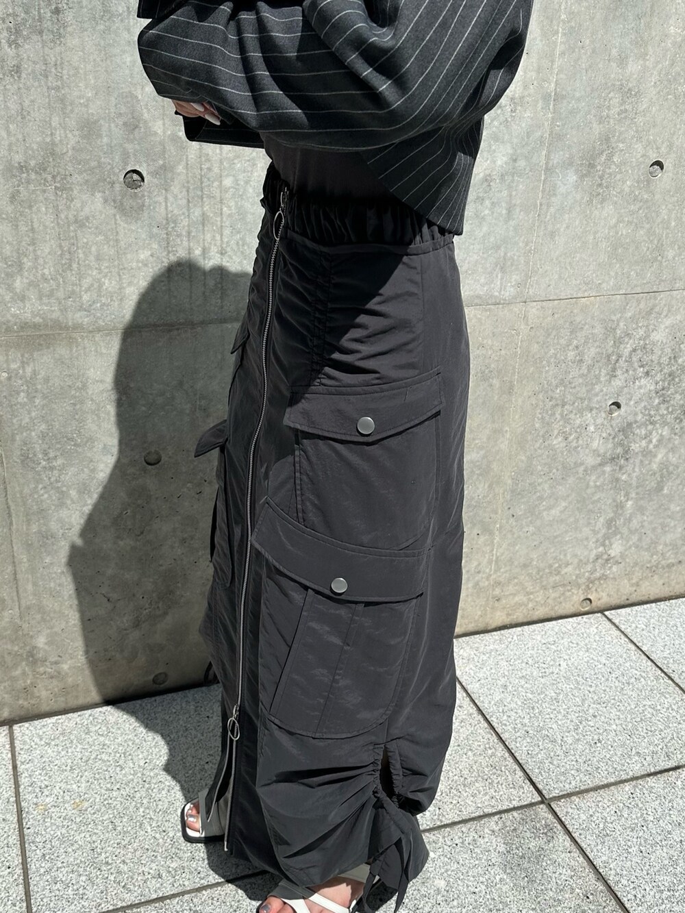 ブラック系のサンダル、その他のテーラードジャケット、ブラック系のスカートを着用したレディースの夏コーディネートの5枚目の写真