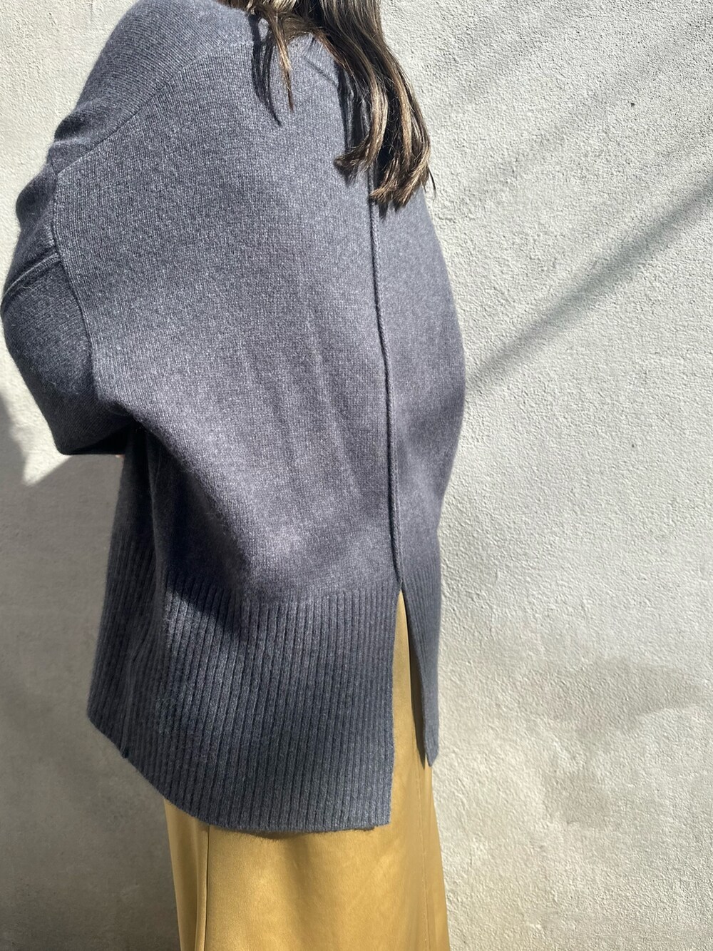 イエロー系のスカート、グレー系のニット/セーター、グレー系のテーラードジャケットを着用したレディースの秋コーディネートの7枚目の写真