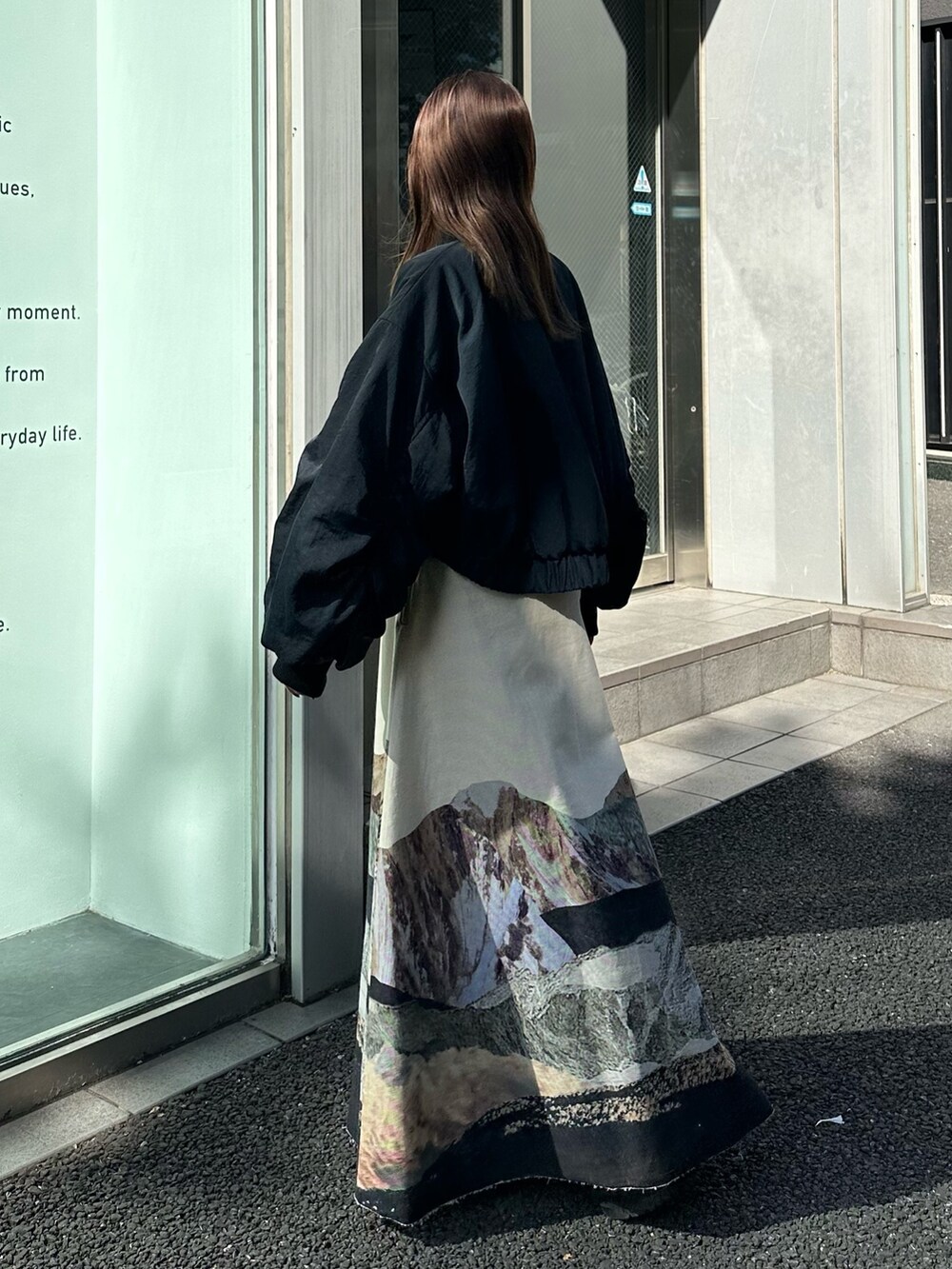 ブルー系のブルゾン、その他のスカートを着用したレディースの秋コーディネートの3枚目の写真