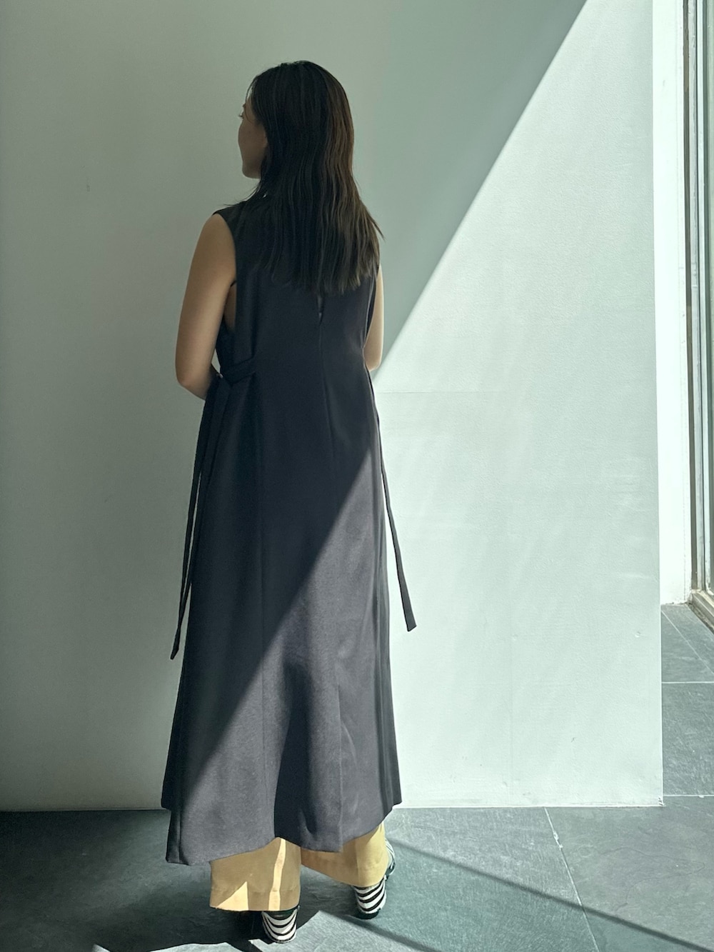 グレー系のワンピースを着用したレディースの秋コーディネートの4枚目の写真