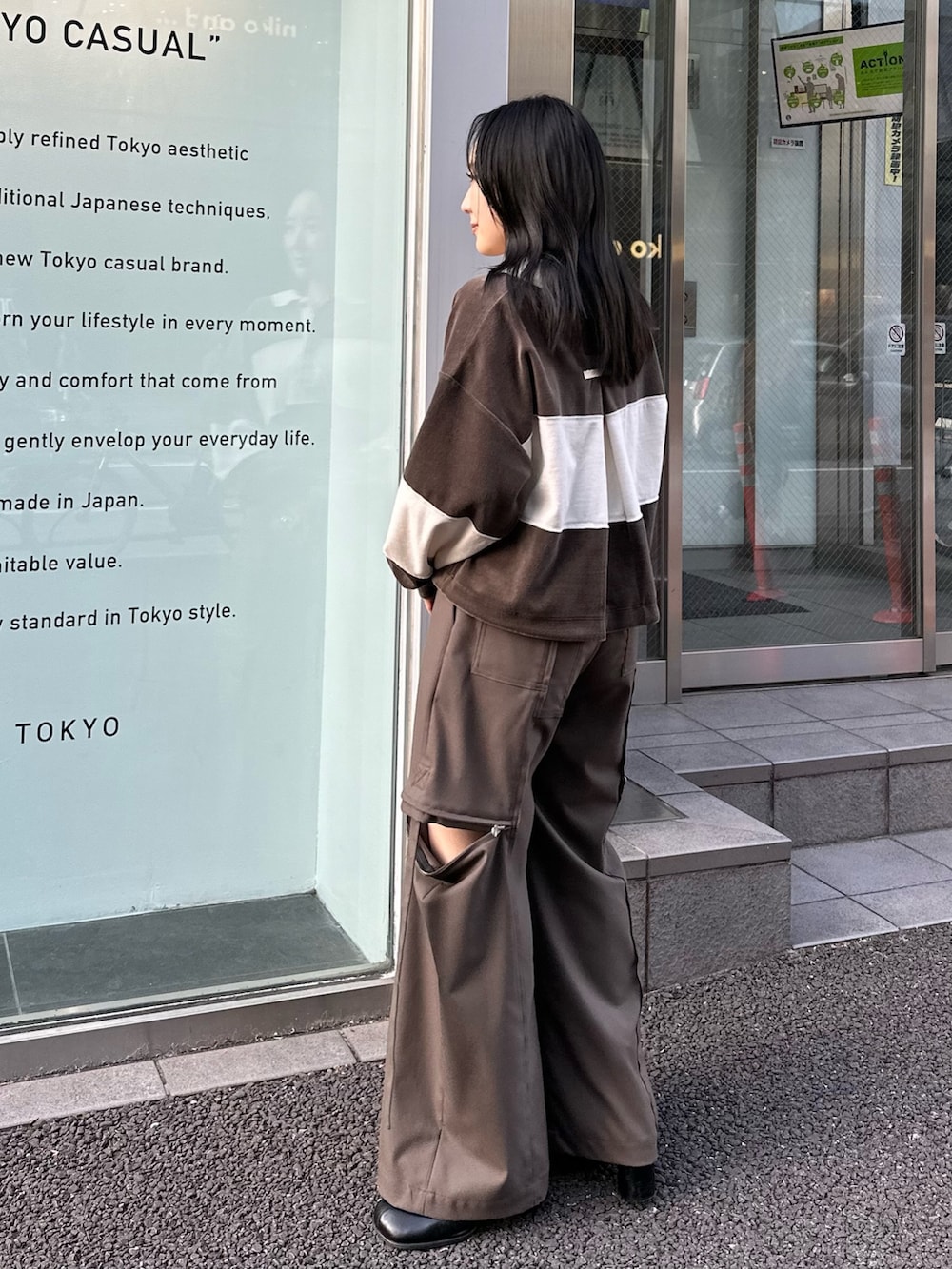 グリーン系のTシャツ/カットソー、グリーン系のスラックスを着用したレディースの冬コーディネートの2枚目の写真