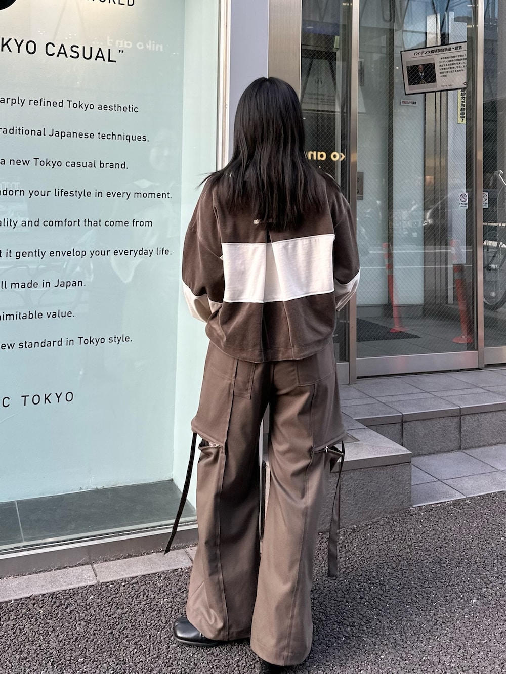 グリーン系のTシャツ/カットソー、グリーン系のスラックスを着用したレディースの冬コーディネートの4枚目の写真