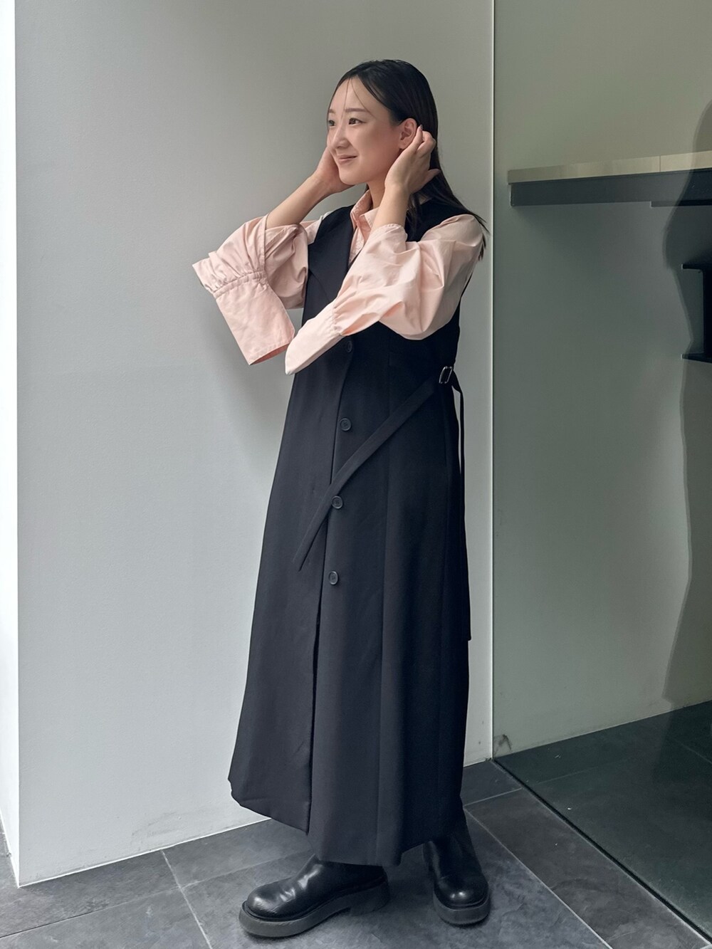 ピンク系のシャツ/ブラウス、ブラック系のワンピースを着用したレディースの秋コーディネートの2枚目の写真