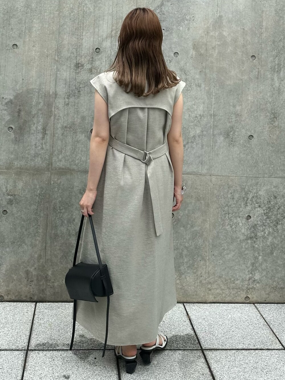 ベージュ系のワンピースを着用したレディースの夏コーディネートの5枚目の写真