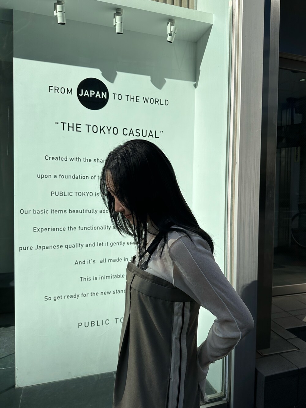 グリーン系のつなぎ/オールインワン、ホワイト系のTシャツ/カットソーを着用したレディースの冬コーディネートの5枚目の写真