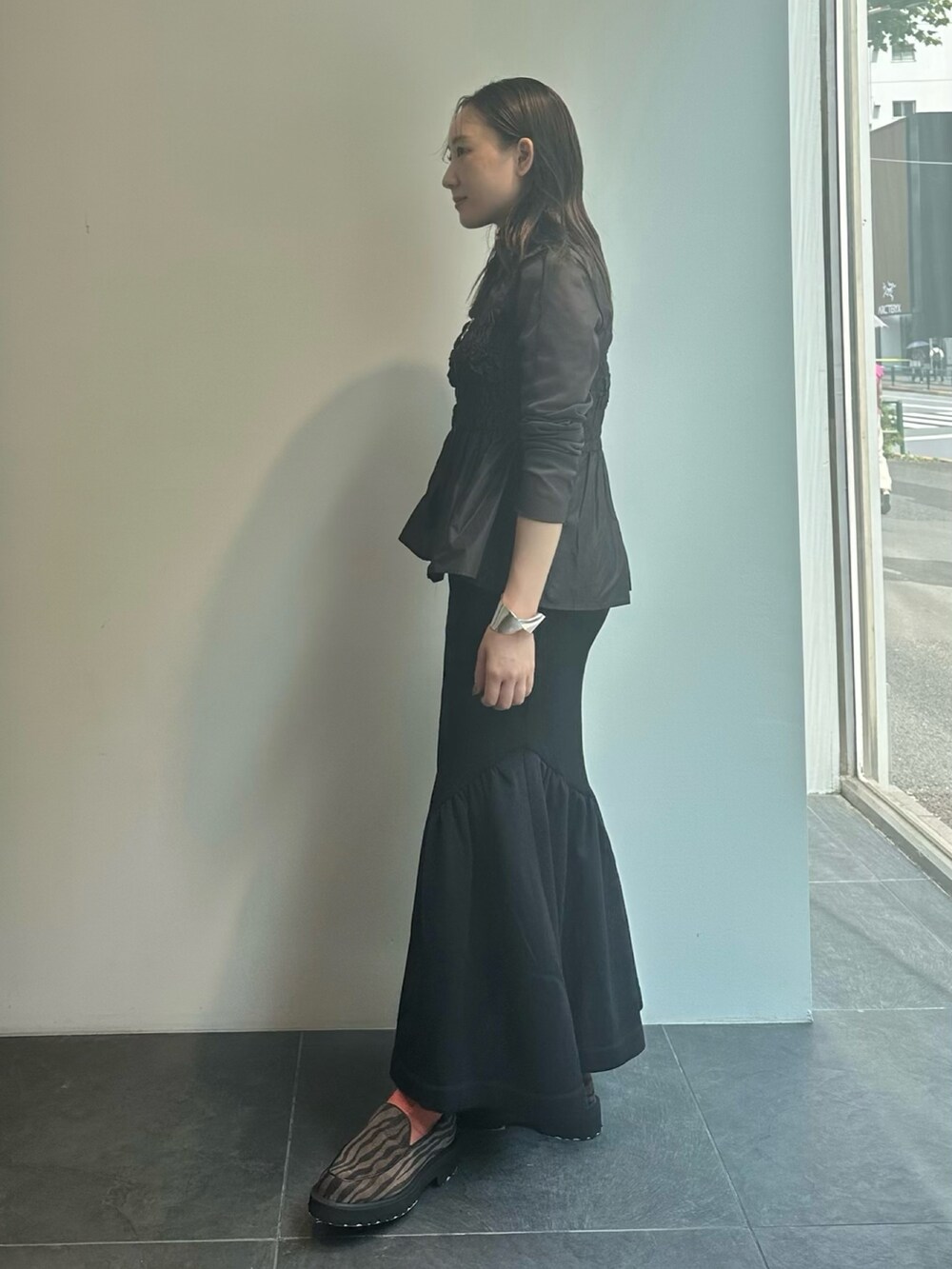 グレー系のTシャツ/カットソー、ブラック系のスカート、ブラック系のキャミソールを着用したレディースの夏コーディネートの2枚目の写真