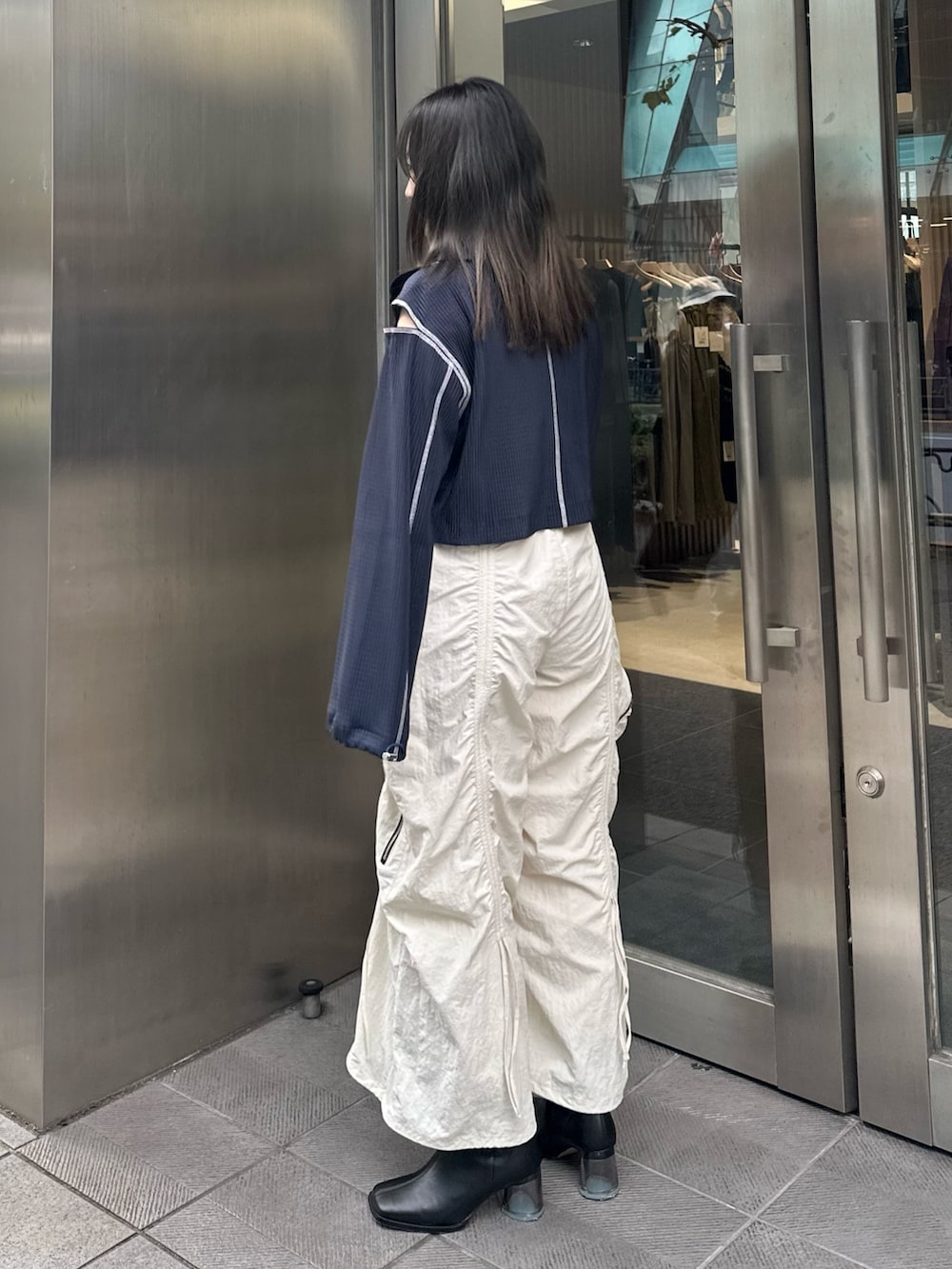 ブルー系のTシャツ/カットソー、ベージュ系のカーゴパンツを着用したレディースの秋コーディネートの3枚目の写真