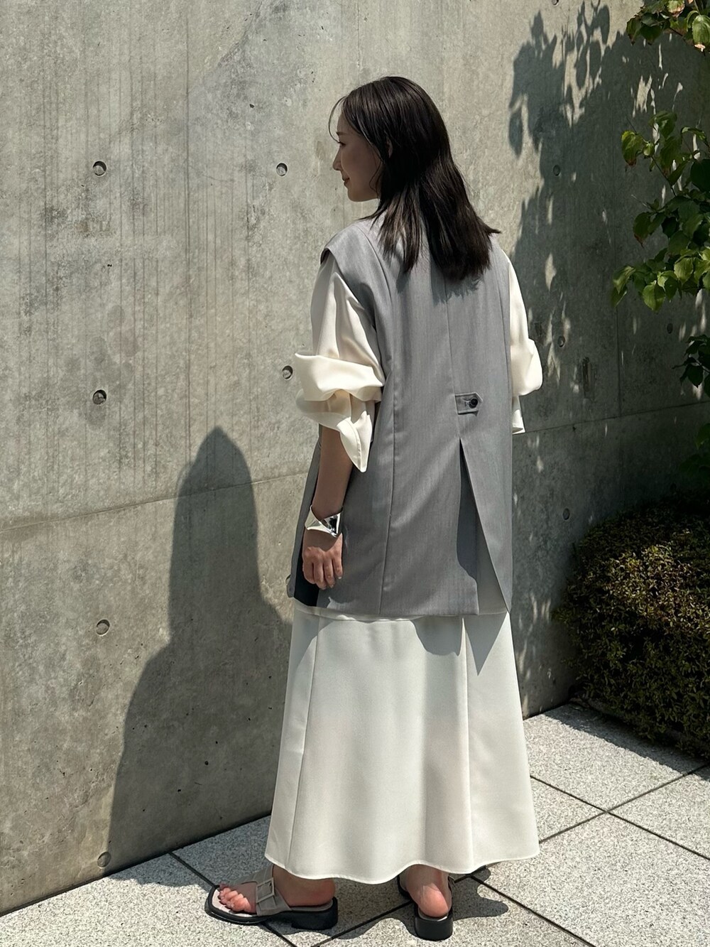 ブラック系のワンピース、グレー系のベストを着用したレディースの夏コーディネートの3枚目の写真