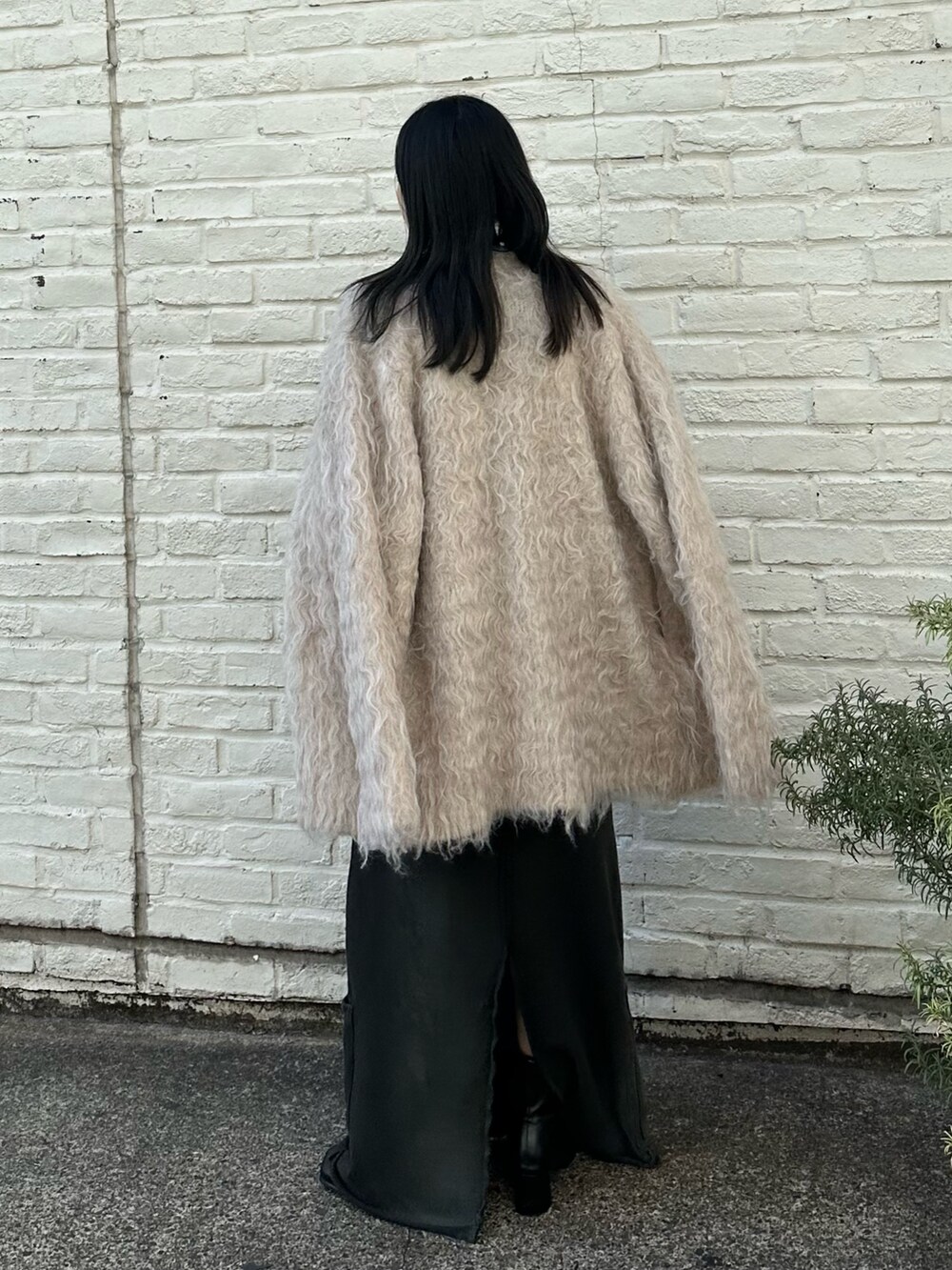 ベージュ系のカーディガン/ボレロを着用したレディースの冬コーディネートの3枚目の写真